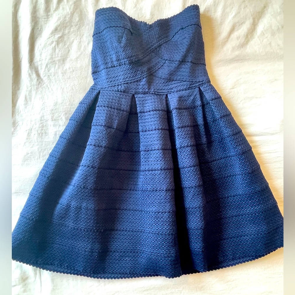 Strapless dress with Texture in Navy